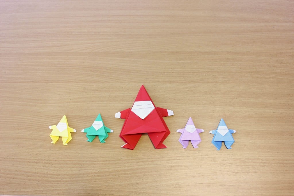 Grote en kleine origami kerstmannen