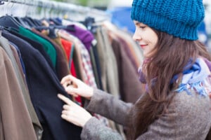 Vrouw zoekt naar kleding op de markt