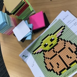 Post-it notes en pixel voorbeeld voor de bouw van stop motion Baby Yoda