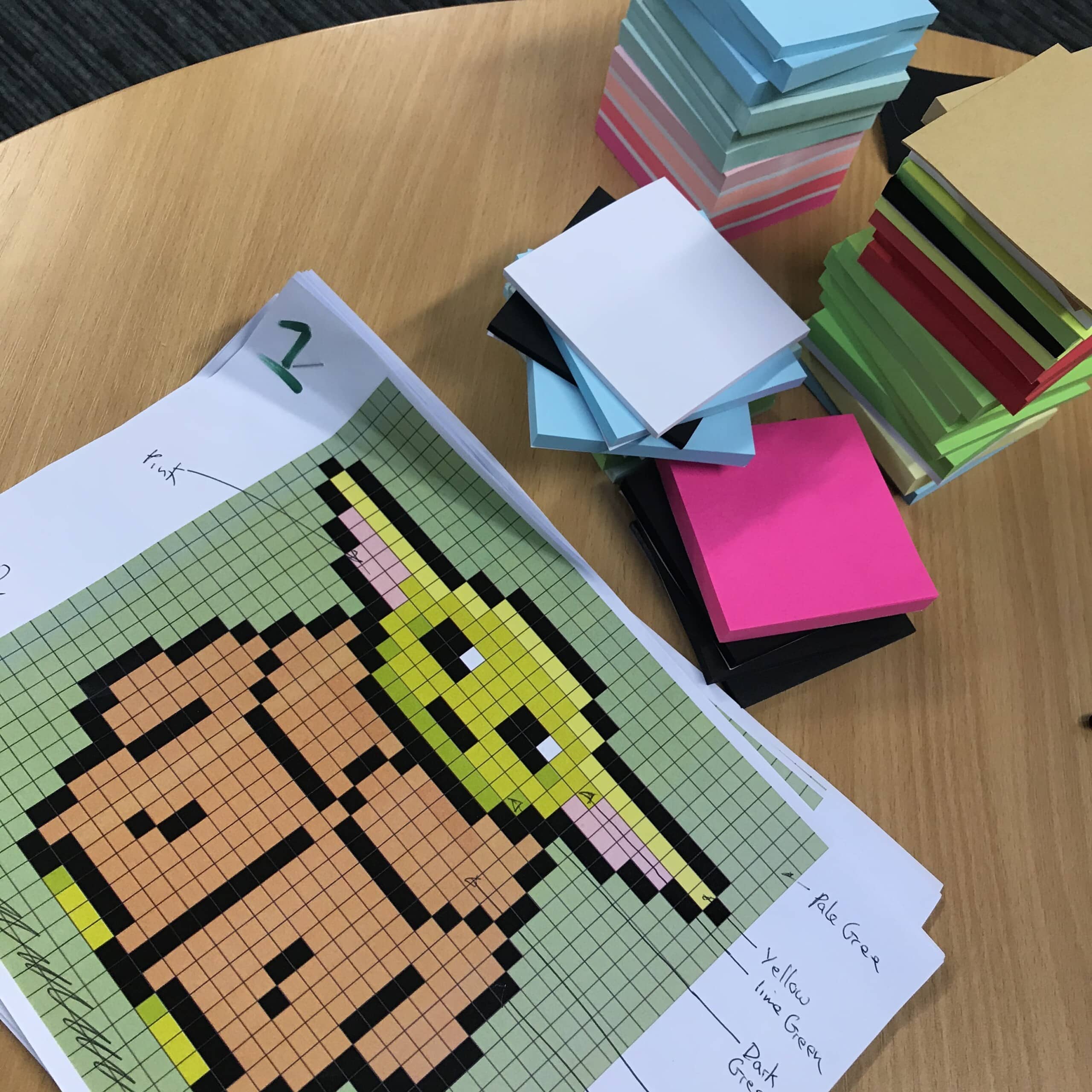 Post-it notes en pixel voorbeeld voor de bouw van stop motion Baby Yoda
